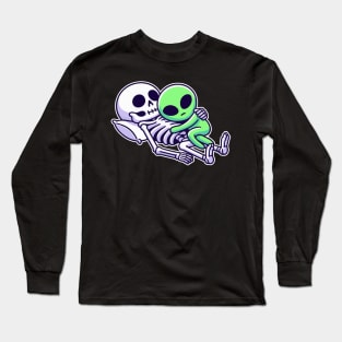 skeleton cuddling with alien Long Sleeve T-Shirt